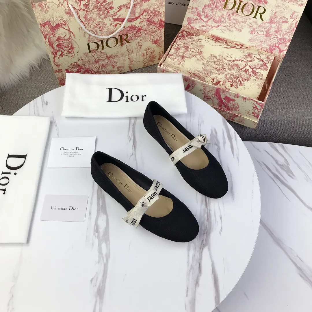 p440👟👟 DIOR Dior counter's new bow🎀webbed flat ballet shoes👯 The simple round-toed flats immediately enhance a lot of elegance and girlish innocence when paired with the J'adior woven strap. They feel very fairy tale and girlish, and they are super beautiful to wear💦It also has an elegant name miss j'adior. When you go shopping, you will definitely turn heads💯 The lining and feet are made of the same cowhide lining as the original, and the original film-free genuine leather outsole imported from Italy! Code number: 35-41 (40041 customized, non-returnable)